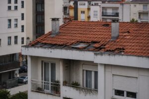 Tempestade em Condomínio: Quem Deve Acionar o Seguro e Quem Paga os Danos? R2 Seguros 2 Tempestade em Condomínio: Quem Deve Acionar o Seguro e Quem Paga os Danos? R2 Seguros 1